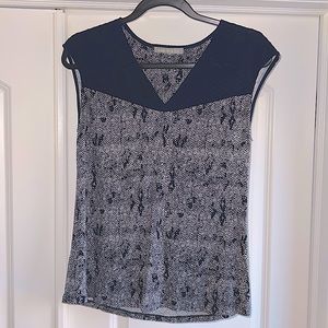 Womens cap sleeve top. Size small
